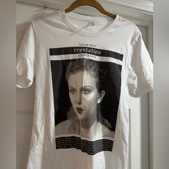 Taylor Swift Reputation Stadium World Tour Tee NWOT - Picture 2 of 3